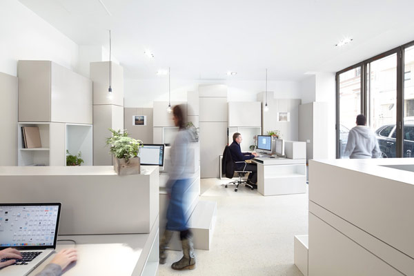 Decoracion de interiores de oficina fresca y luminosa en Paris Francia 