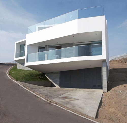 Casa recien construida en el Perú frente a las costas de Lima en Lomas del mar