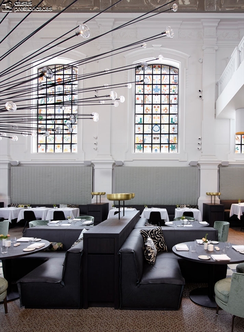 Curioso y extravagante restaurante con interiores identicos a los de una iglesia (2)