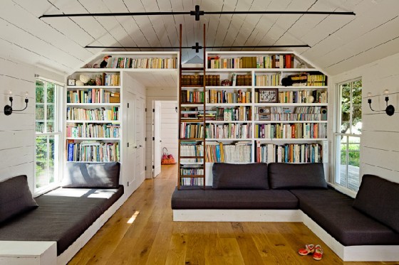 Una sala muy bien decorada junto con una gran librería