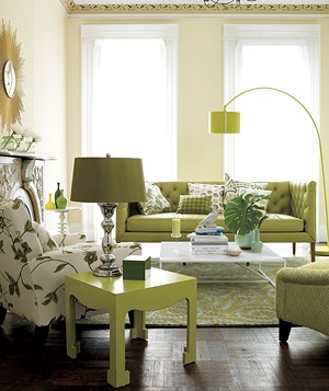 Hermosa decoración aprovechando la luz solar y combinando un verde apagado en los diferentes objetos